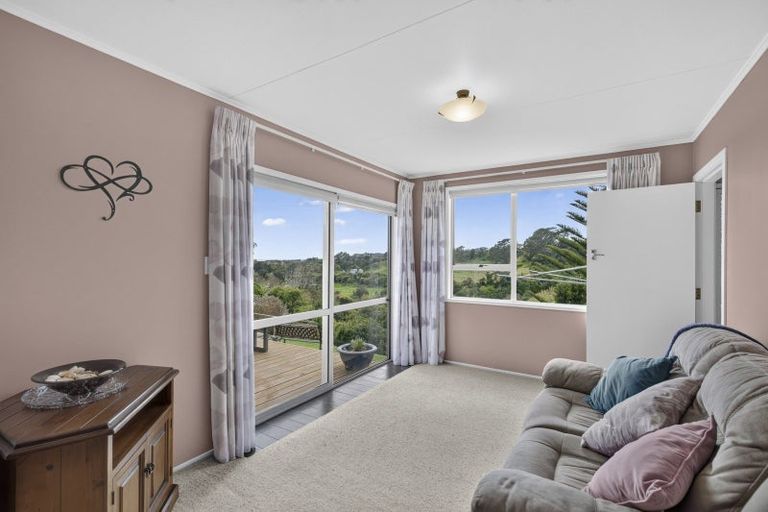 Photo of property in 100 Riversdale Drive, Merrilands, New Plymouth, 4312