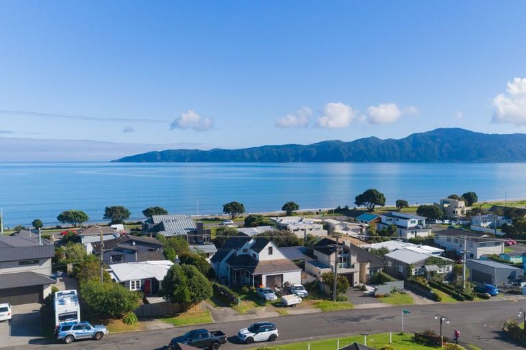 Photo of property in 122 Seaview Road, Paraparaumu Beach, Paraparaumu, 5032