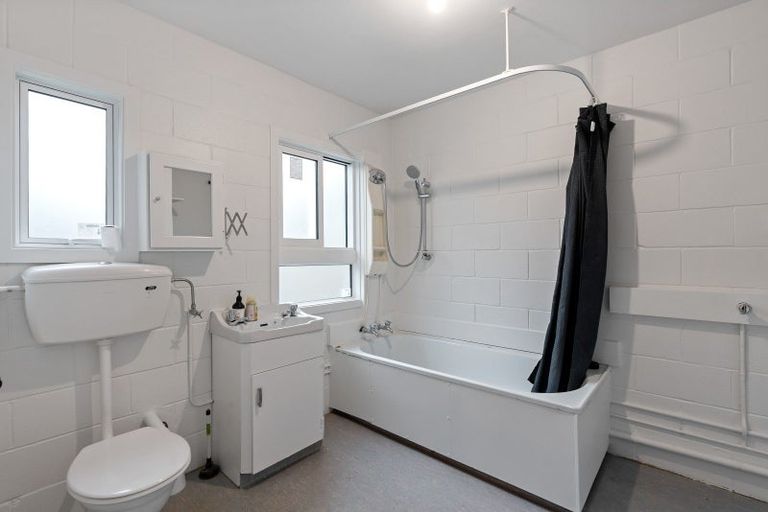 Photo of property in 175a Queens Drive, Lyall Bay, Wellington, 6022