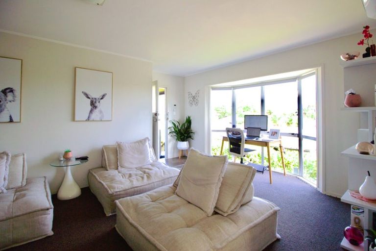 Photo of property in 6 Pahi Place, West Harbour, Auckland, 0618