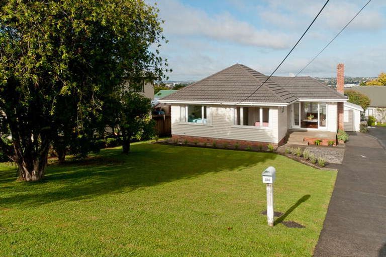 Photo of property in 1/232 East Coast Road, Forrest Hill, Auckland, 0620