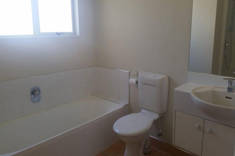 Photo of property in 31 Bronzewing Terrace, Unsworth Heights, Auckland, 0632