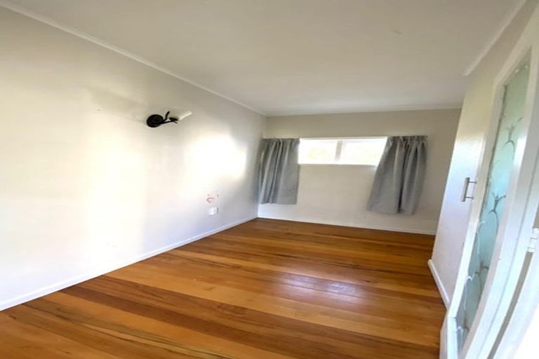 Photo of property in 18 Yeovil Road, Te Atatu Peninsula, Auckland, 0610