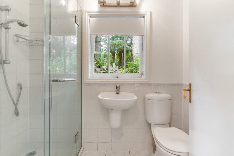 Photo of property in 31 Napuka Road, Henderson Valley, Auckland, 0612