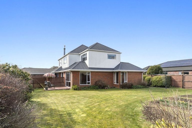 Photo of property in 18 Huntingdon Place, Avonhead, Christchurch, 8042