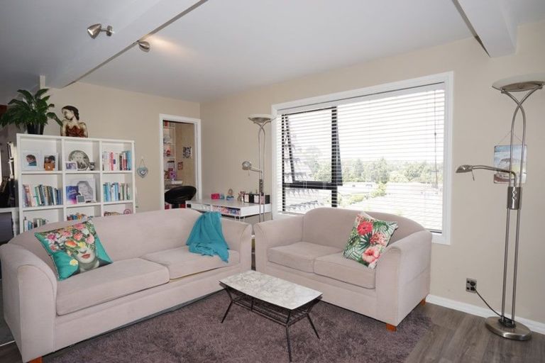 Photo of property in 131 Chelsea View Drive, Chatswood, Auckland, 0626