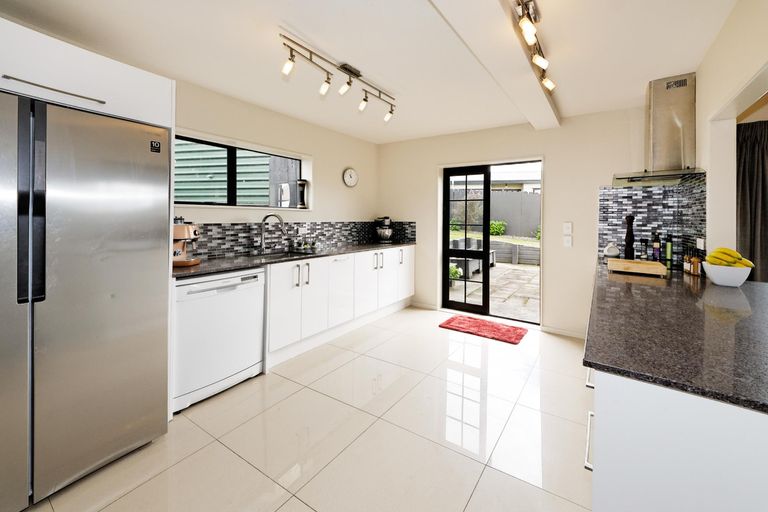 Photo of property in 5 Stockton Place, Glendene, Auckland, 0602