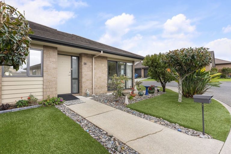 Photo of property in 58 Royalle Mews, Botany Downs, Auckland, 2010