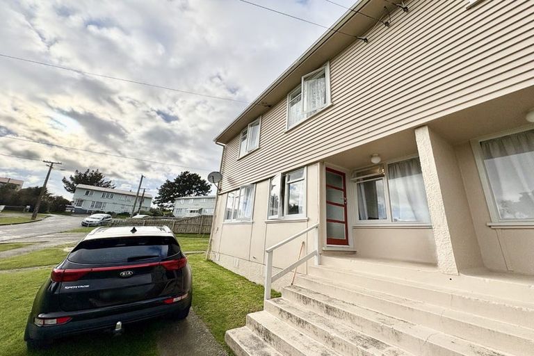 Photo of property in 2a-2b Devon Place, Cannons Creek, Porirua, 5024