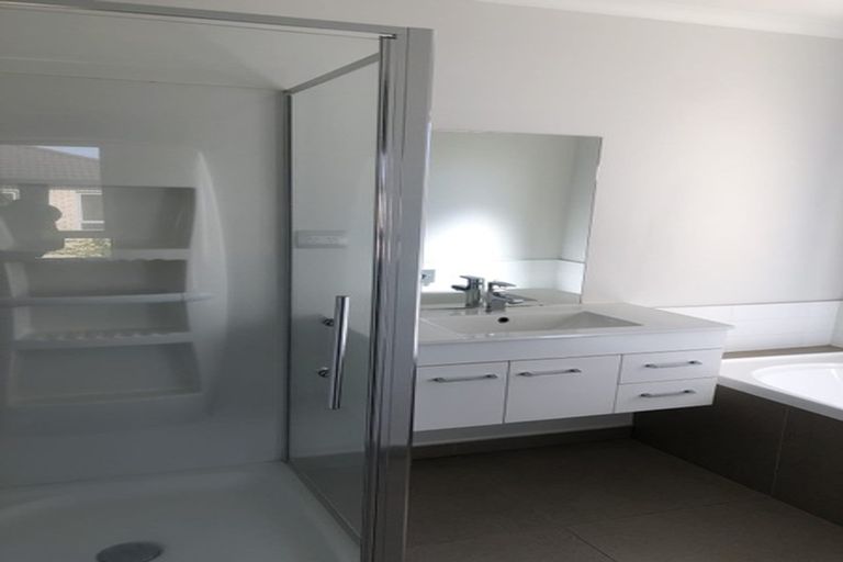 Photo of property in 71 Fields Parade, Oteha, Auckland, 0632