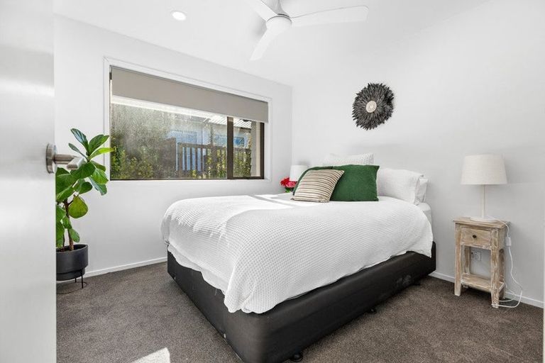 Photo of property in 24 Edgerton Road, Te Atatu Peninsula, Auckland, 0610