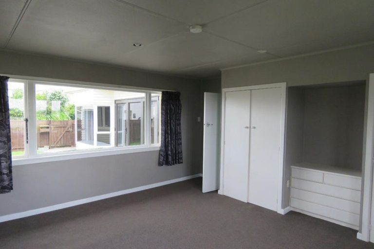 Photo of property in 15 York Crescent, Westown, New Plymouth, 4310