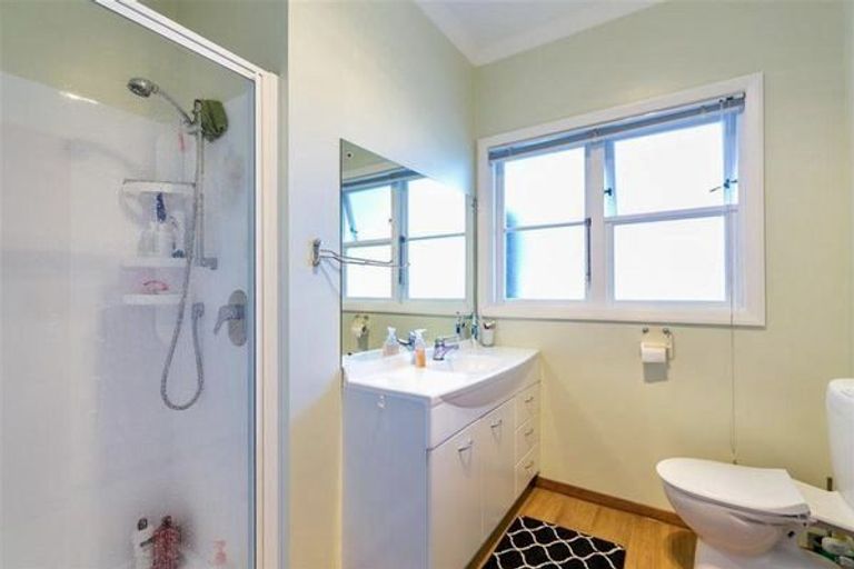 Photo of property in 29 Horokiwi Road West, Newlands, Wellington, 6037