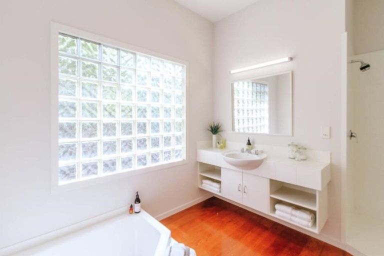 Photo of property in 18 London Road, Korokoro, Lower Hutt, 5012