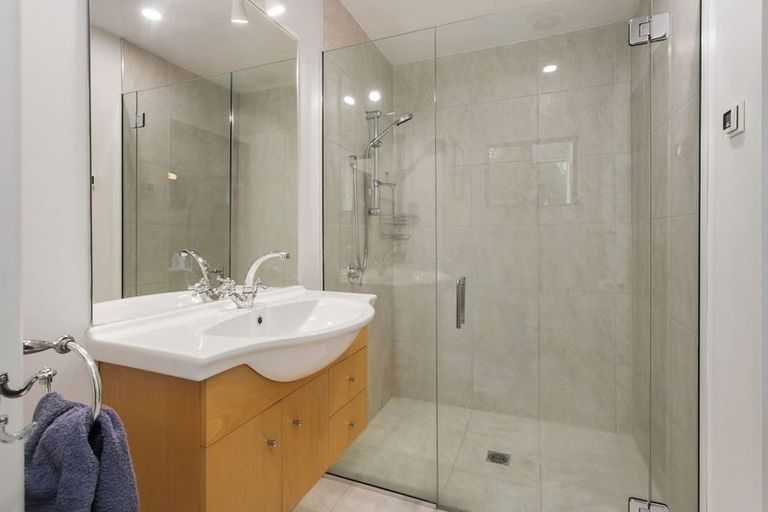 Photo of property in 28 Willowview Drive, Redwood, Christchurch, 8051