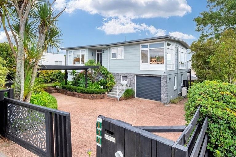 Photo of property in 1/133 Carlisle Road, Northcross, Auckland, 0632