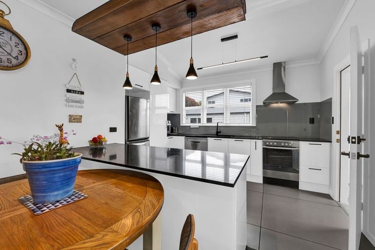 Photo of property in 32 Collins Street, Hawera, 4610