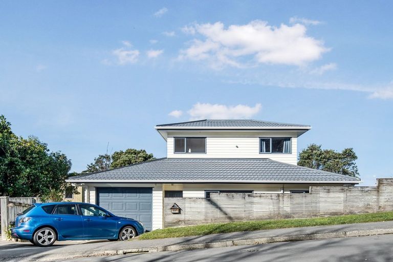 Photo of property in 29 Stewart Drive, Newlands, Wellington, 6037