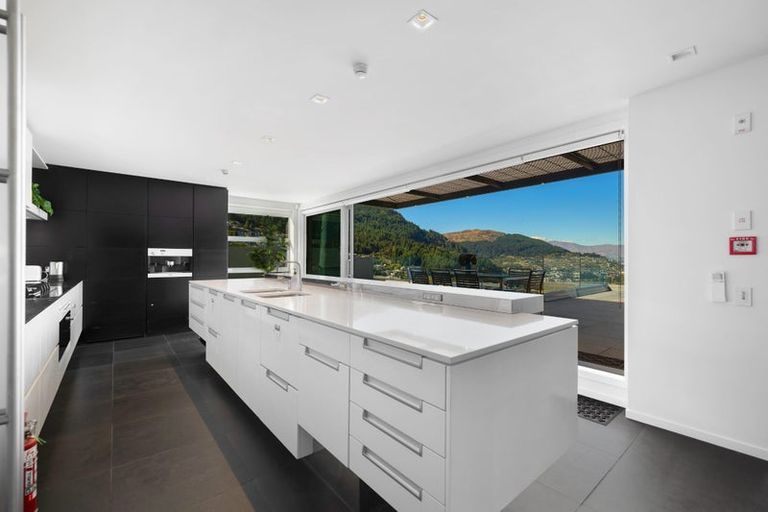 Photo of property in 6 Lordens Place, Fernhill, Queenstown, 9300