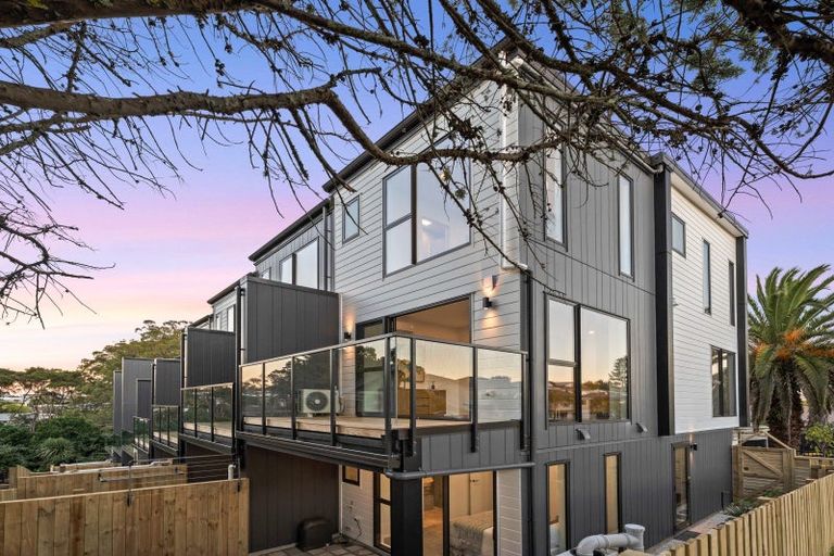 Photo of property in 1/33 Elizabeth Drive, West Harbour, Auckland, 0618