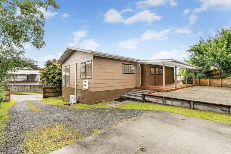 Photo of property in 2 Louise Place, West Harbour, Auckland, 0618
