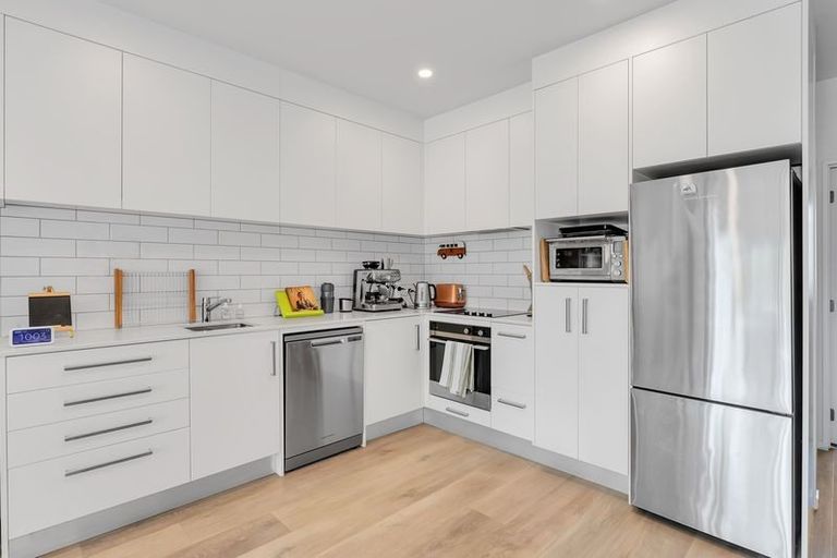 Photo of property in 2/25g Potter Avenue, Northcote, Auckland, 0627