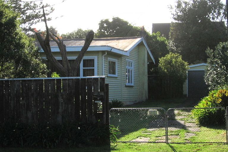 Photo of property in 23 Hona Street, Waikanae Beach, Waikanae, 5036