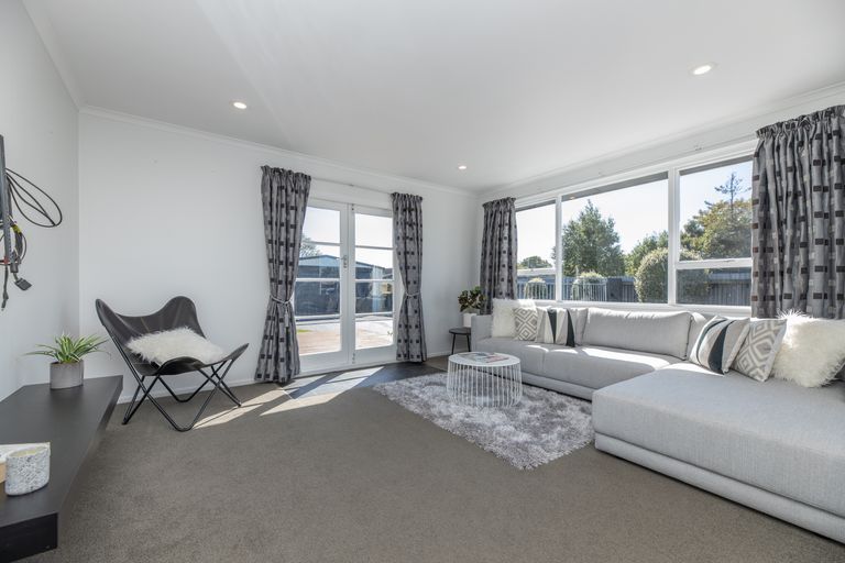 Photo of property in 12 Rosanna Place, Aranui, Christchurch, 8061