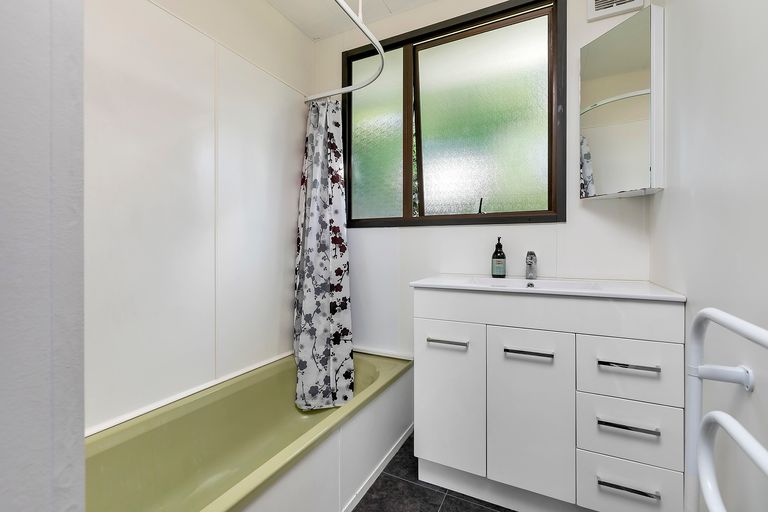 Photo of property in 2/109 Oreil Avenue, West Harbour, Auckland, 0618