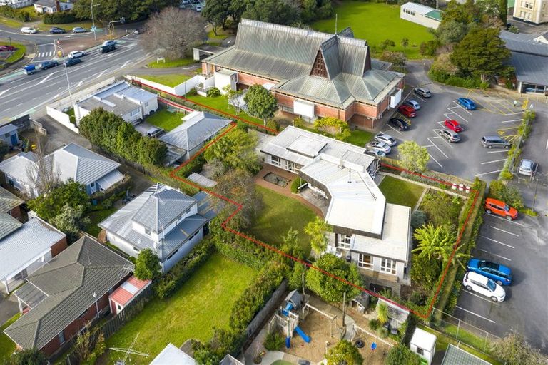 Photo of property in 10 Taharoto Road, Takapuna, Auckland, 0622