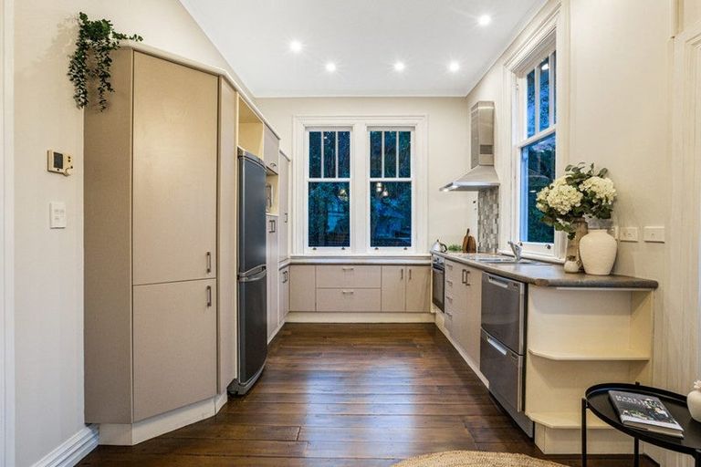 Photo of property in 2 Castlemaine Close, Karori, Wellington, 6012