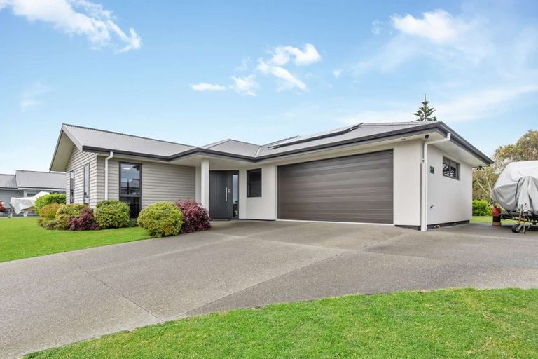 Photo of property in 17 Tirimoana Place, Otamatea, Whanganui, 4501