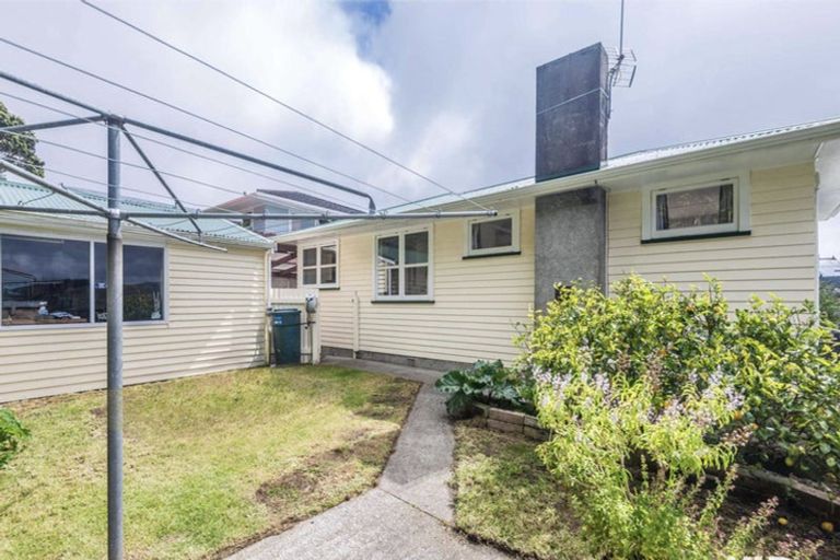 Photo of property in 5 Catherine Crescent, Paparangi, Wellington, 6037