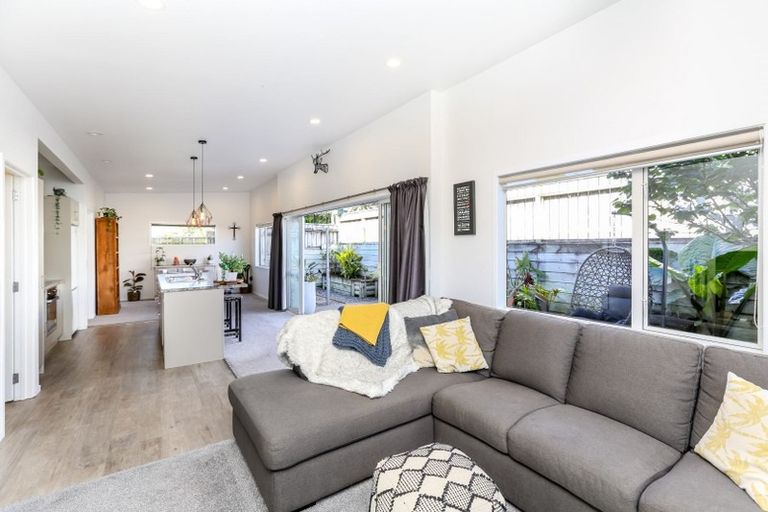 Photo of property in 20/1 Paritutu Road, Spotswood, New Plymouth, 4310