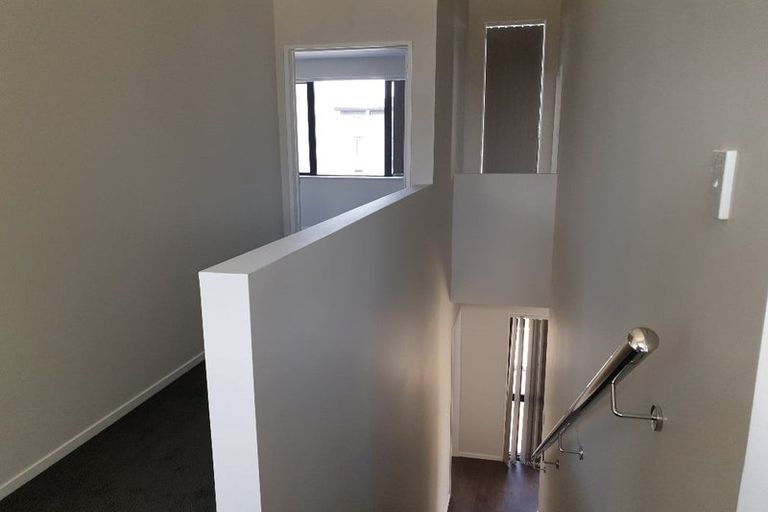 Photo of property in 21 Millcroft Lane, Ranui, Auckland, 0612