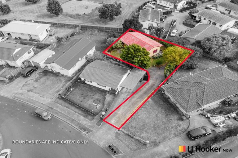 Photo of property in 2/12 De Bloge Place, Clendon Park, Auckland, 2103