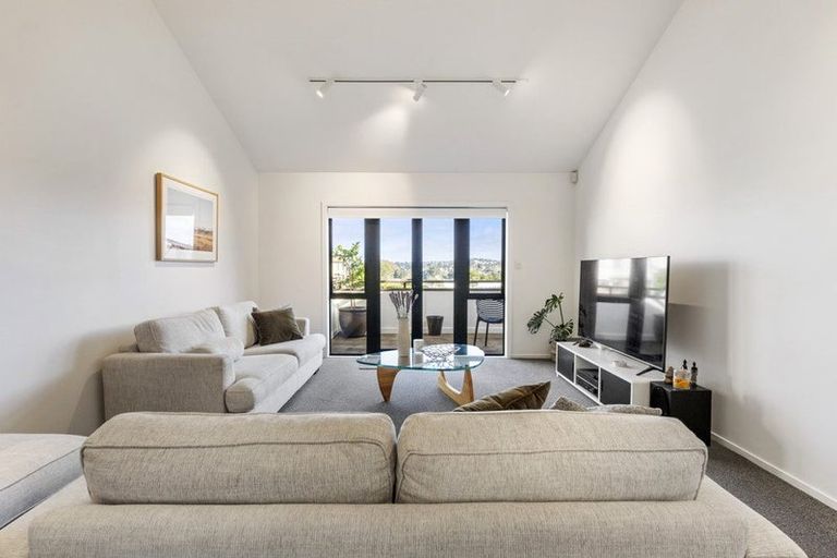 Photo of property in 10/8 Tobago Place, Sunnynook, Auckland, 0620