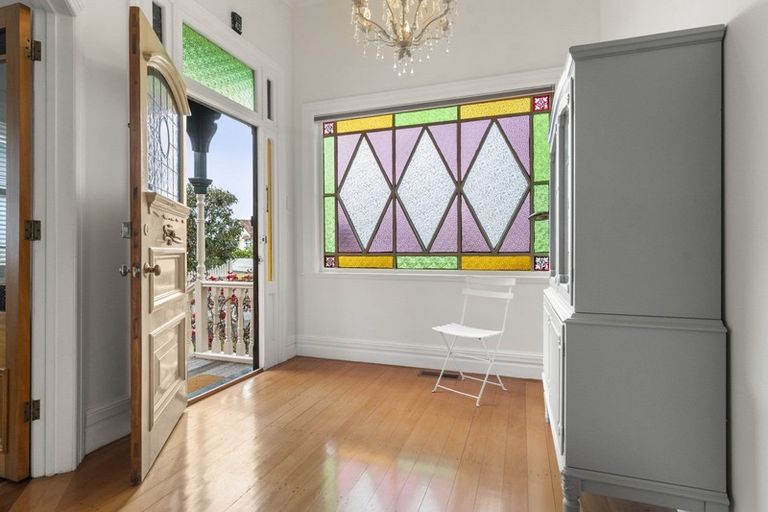 Photo of property in 1 Oxford Terrace, Devonport, Auckland, 0624