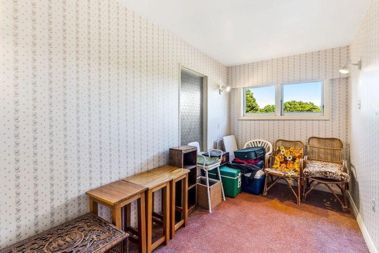 Photo of property in 25 Longcroft Terrace, Newlands, Wellington, 6037