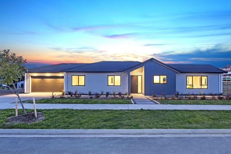 Photo of property in 8 Vogwill Road, Kumeu, 0810