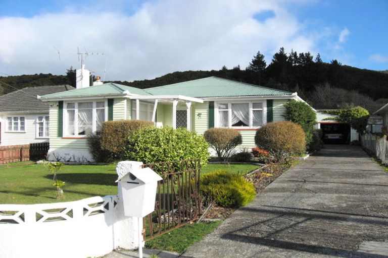 Photo of property in 21 Wainuiomata Road, Wainuiomata, Lower Hutt, 5014