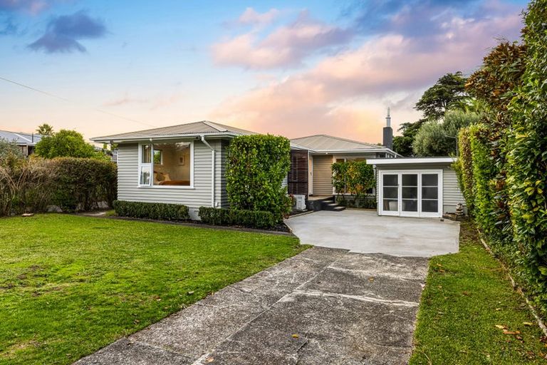 Photo of property in 4 Divich Avenue, Te Atatu South, Auckland, 0610