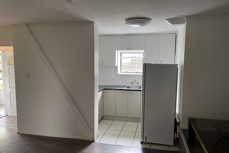 Photo of property in 1/84 Athena Drive, Totara Vale, Auckland, 0629