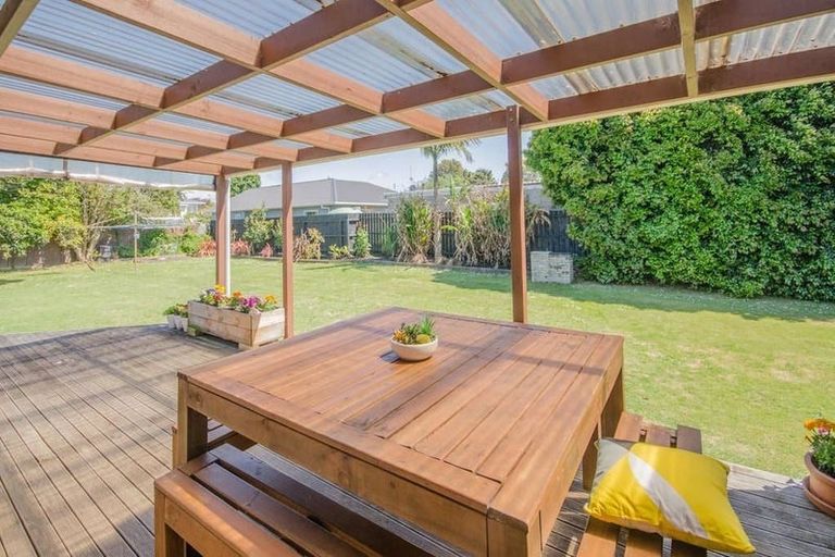 Photo of property in 2/1a Helga Crescent, Te Atatu Peninsula, Auckland, 0610