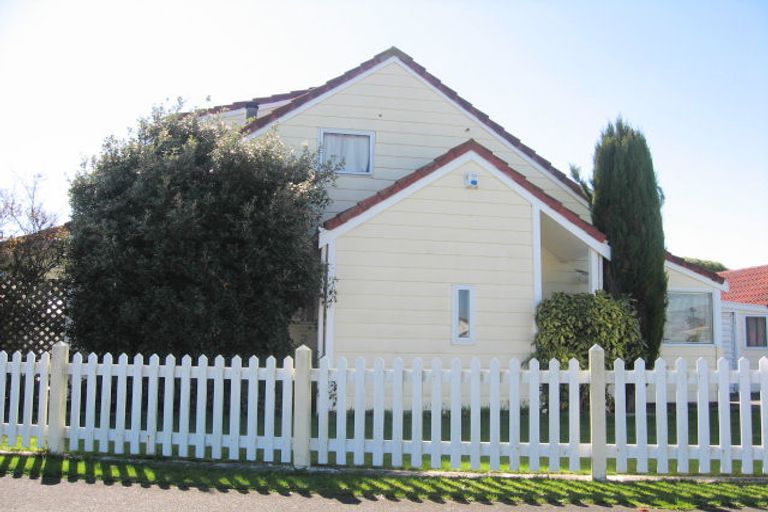 Photo of property in 2 Waimarie Park, Levin, 5510