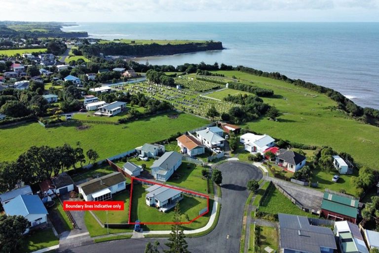 Photo of property in 13 Hickey Place, Opunake, 4616