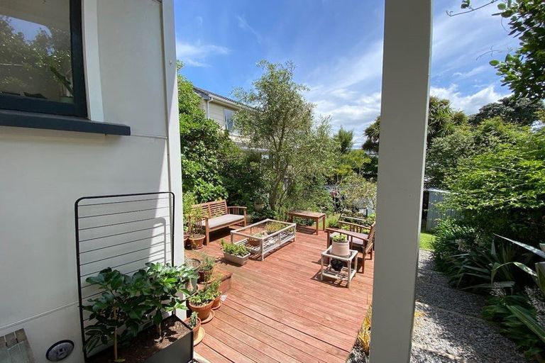 Photo of property in 21 Hawker Street, Mount Victoria, Wellington, 6011