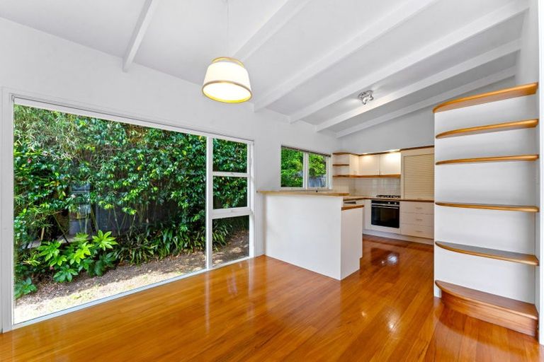 Photo of property in 42 Woodstock Road, Forrest Hill, Auckland, 0620