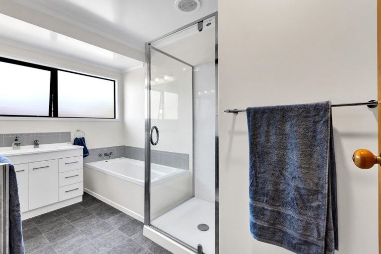 Photo of property in 4 Boulevard Drive, Merrilands, New Plymouth, 4312