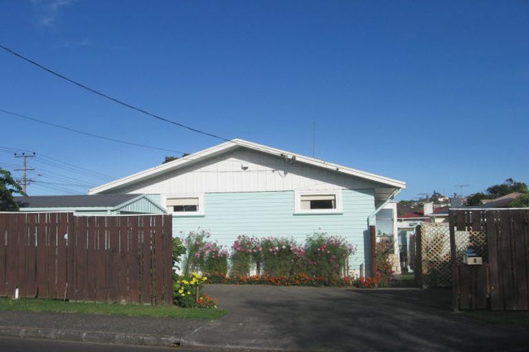 Photo of property in 1/2 Avalon Place, Glenfield, Auckland, 0629